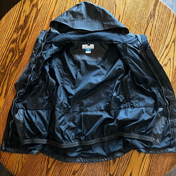 SOLD Columbia Women’s Omni-Tech Rain Jacket; Size Small - Picture 7 of 14